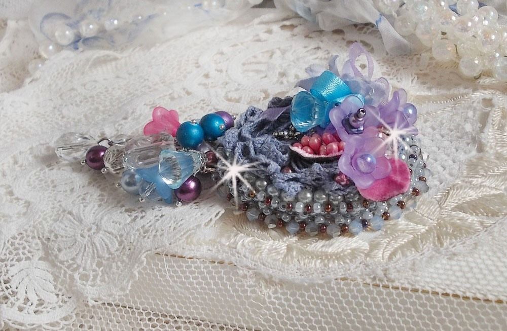 Mademoisellle Bluse Haute-couture broche bordado com cristais Swarovski, pérolas, flores Lucite e belas missangas de sementes