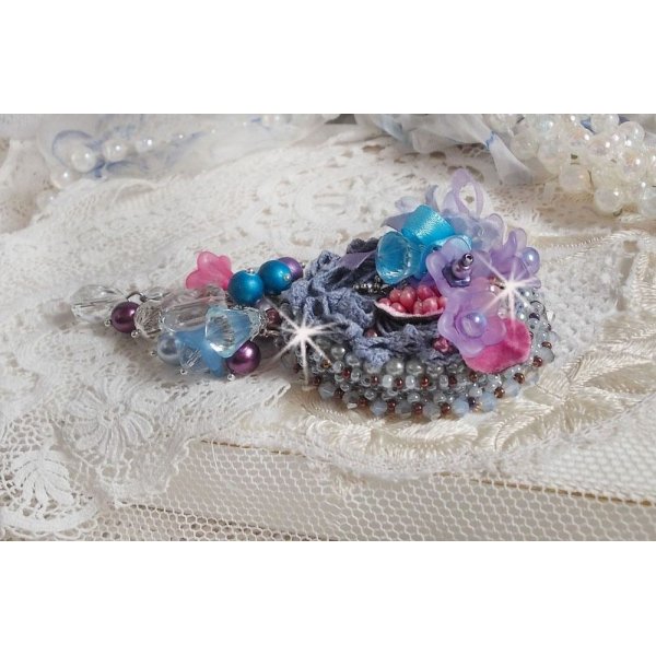 Mademoisellle Bluse Haute-couture broche bordado com cristais Swarovski, pérolas, flores Lucite e belas missangas de sementes