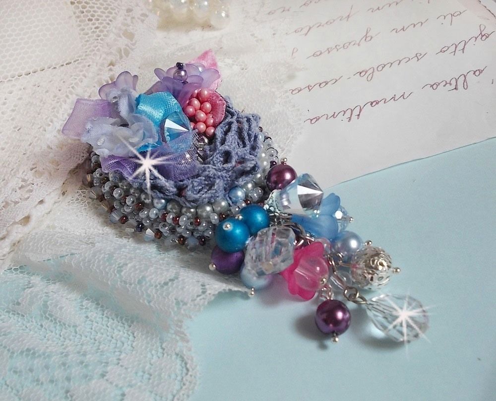 Mademoisellle Bluse Haute-couture broche bordado com cristais Swarovski, pérolas, flores Lucite e belas missangas de sementes