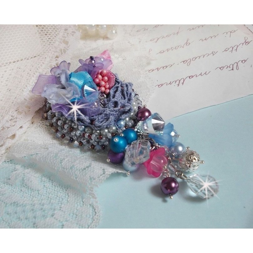 Mademoisellle Bluse Haute-couture broche bordado com cristais Swarovski, pérolas, flores Lucite e belas missangas de sementes