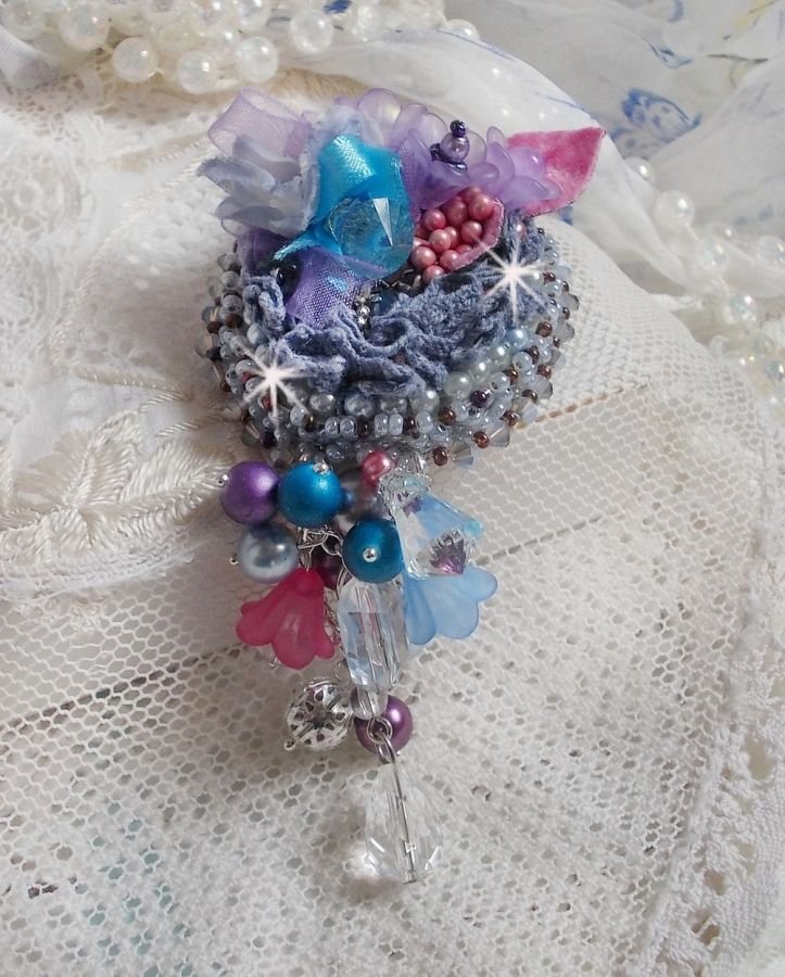 Mademoisellle Bluse Haute-couture broche bordado com cristais Swarovski, pérolas, flores Lucite e belas missangas de sementes