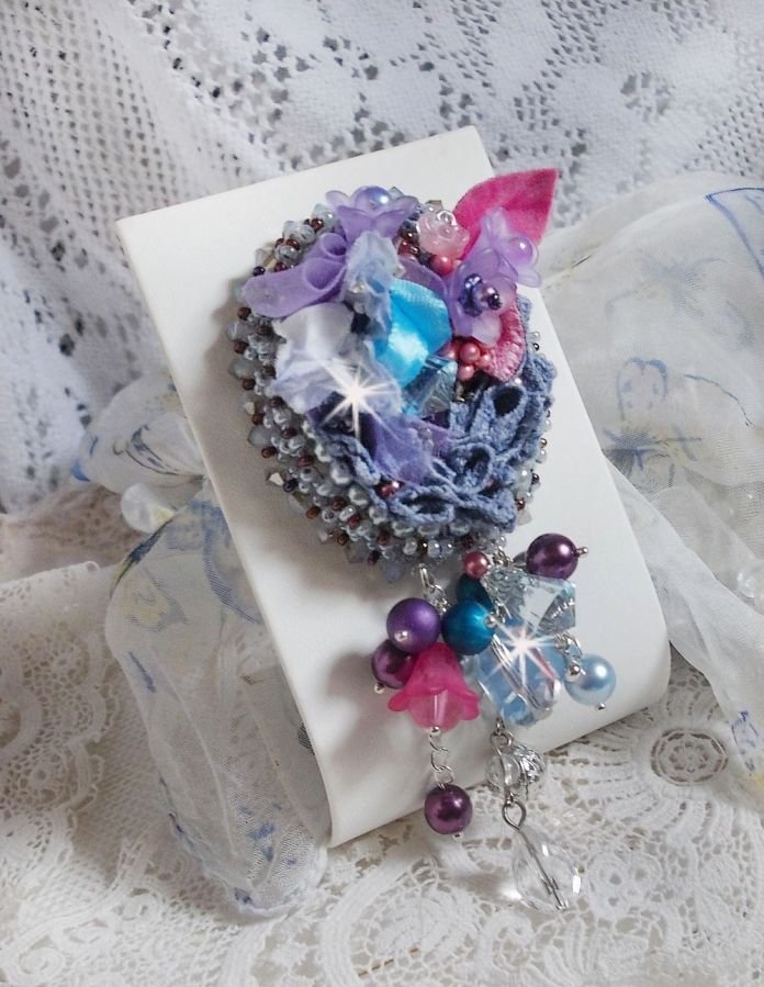 Mademoisellle Bluse Haute-couture broche bordado com cristais Swarovski, pérolas, flores Lucite e belas missangas de sementes