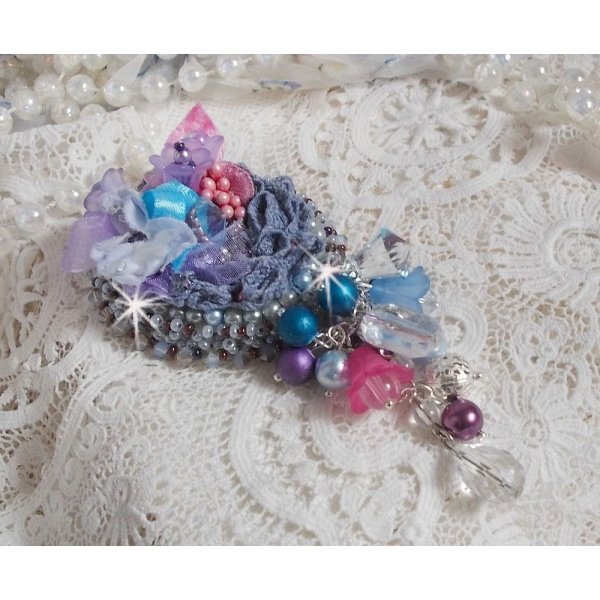 Mademoisellle Bluse Haute-couture broche bordado com cristais Swarovski, p&eacute;rolas, flores Lucite e belas missangas de sementes