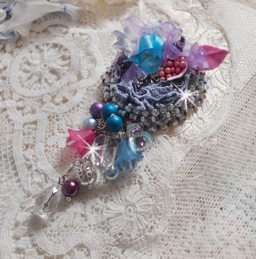 Mademoisellle Bluse Haute-couture broche bordado com cristais Swarovski, pérolas, flores Lucite e belas missangas de sementes