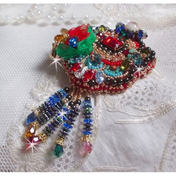 Broche Mia Haute-Couture brod&eacute;e avec des Cristaux de Swarovski, un cabochon vintage des ann&eacute;es 1960, des fleurs Lucite, des perles rondes nacr&eacute;es et des rocailles, 