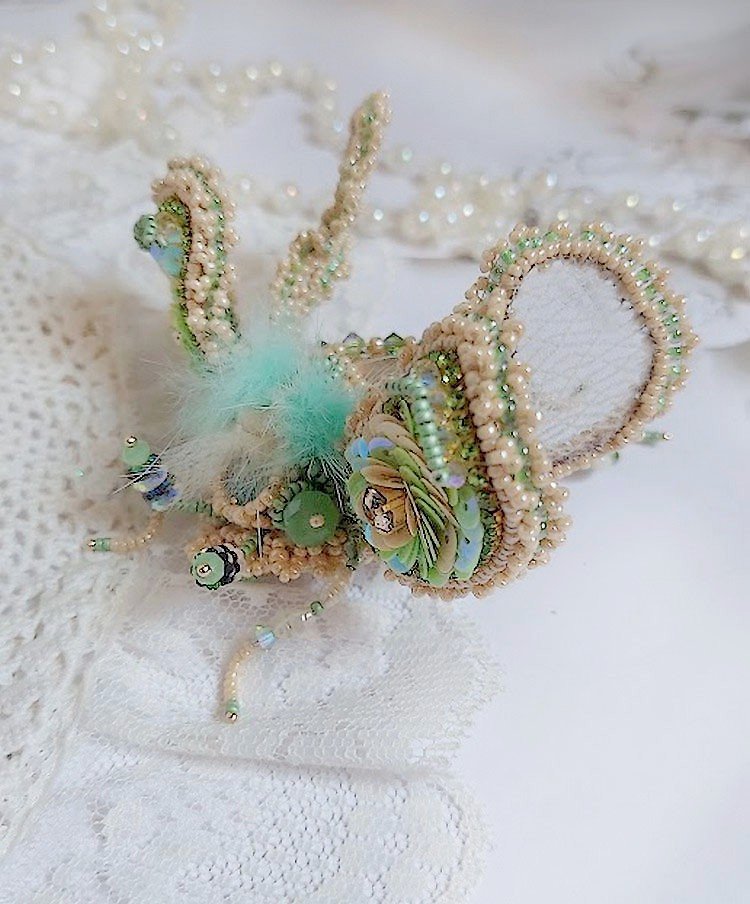 Broche Mouchon Terra Caramel brodé avec perles verres, sequins, dentelle et perles cristal Swarovski.