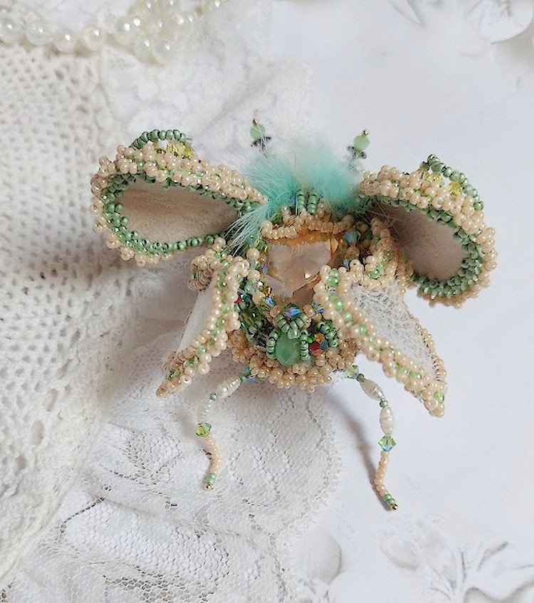 Broche Mouchon Terra Caramel brodé avec perles verres, sequins, dentelle et perles cristal Swarovski.