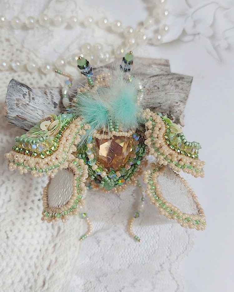 Broche Mouchon Terra Caramel brodé avec perles verres, sequins, dentelle et perles cristal Swarovski.