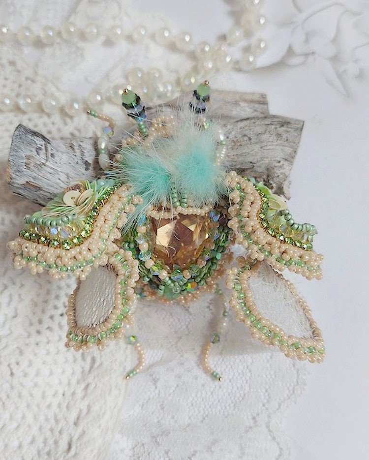 Broche Mouchon Terra Caramel brodé avec perles verres, sequins, dentelle et perles cristal Swarovski.