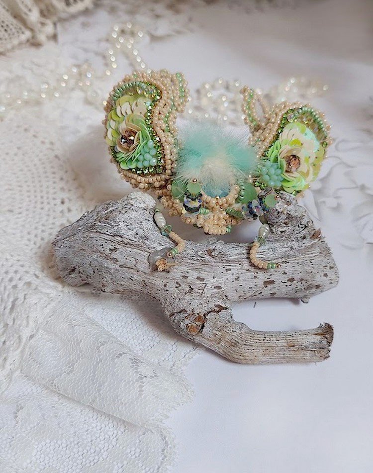 Broche Mouchon Terra Caramel brodé avec perles verres, sequins, dentelle et perles cristal Swarovski.