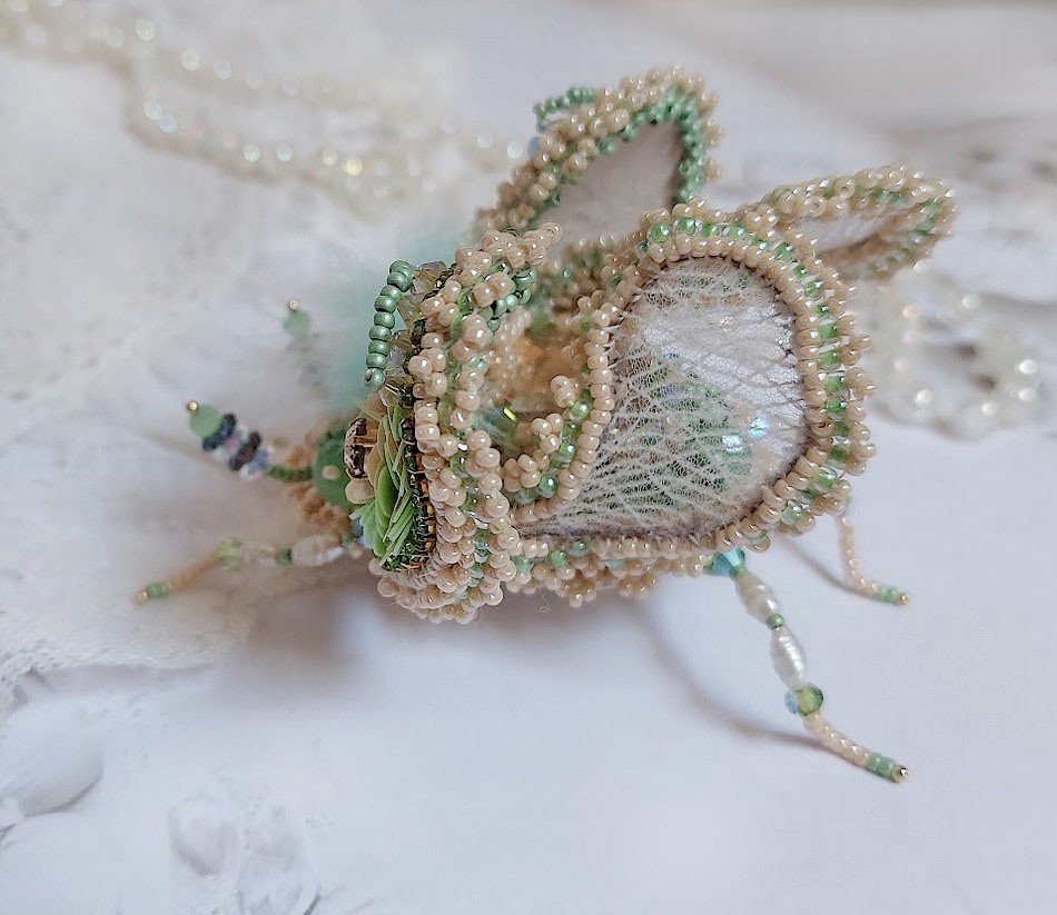 Broche Mouchon Terra Caramel brodé avec perles verres, sequins, dentelle et perles cristal Swarovski.