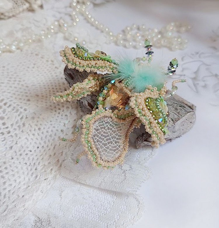 Broche Mouchon Terra Caramel brodé avec perles verres, sequins, dentelle et perles cristal Swarovski.