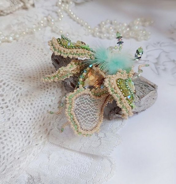 Broche Mouchon Terra Caramel brodé avec perles verres, sequins, dentelle et perles cristal Swarovski.