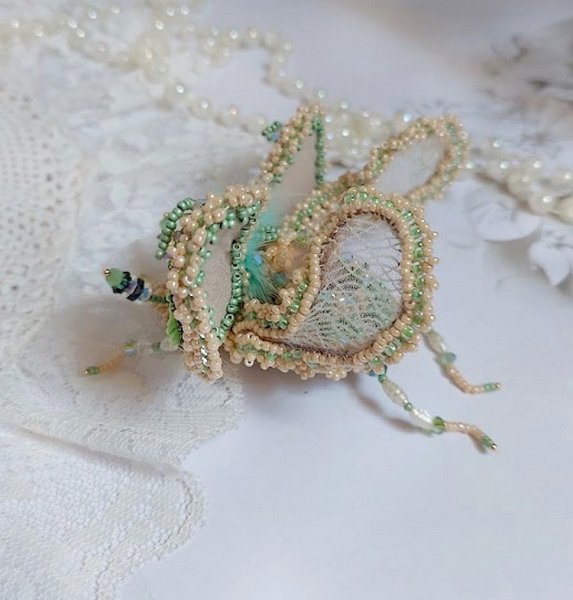 Broche Mouchon Terra Caramel brodé avec perles verres, sequins, dentelle et perles cristal Swarovski.