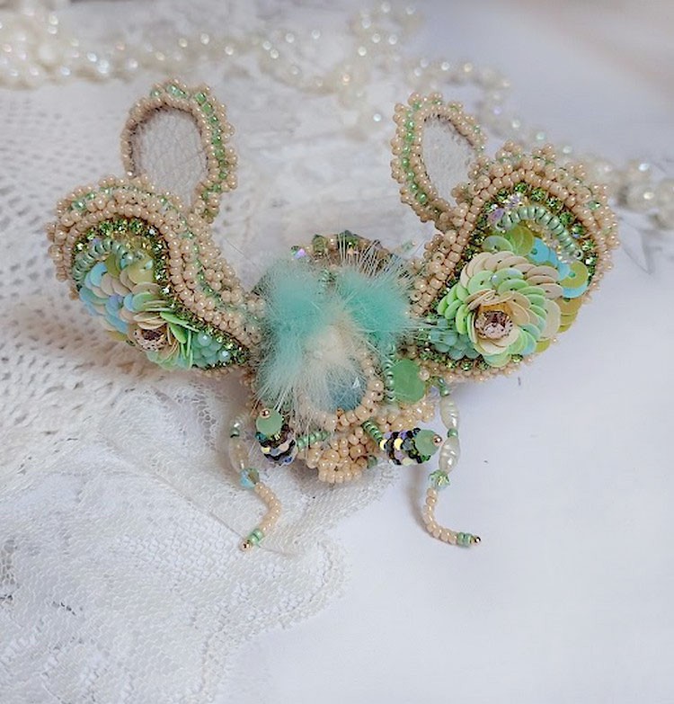 Broche Mouchon Terra Caramel brodé avec perles verres, sequins, dentelle et perles cristal Swarovski.