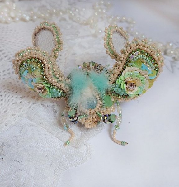 Broche Mouchon Terra Caramel brodé avec perles verres, sequins, dentelle et perles cristal Swarovski.