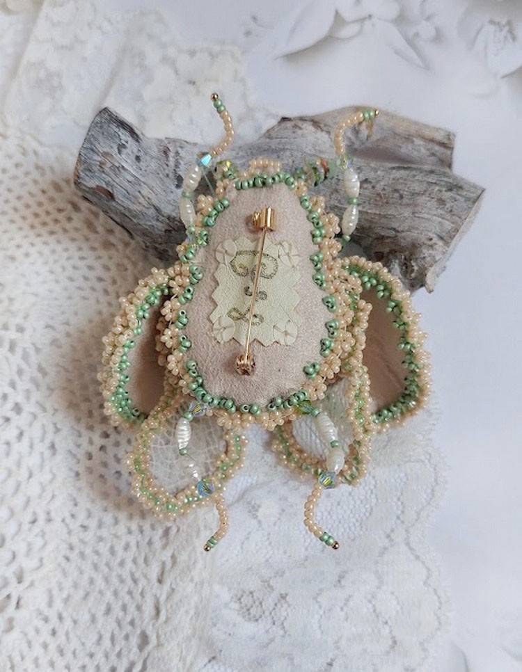 Broche Mouchon Terra Caramel brodé avec perles verres, sequins, dentelle et perles cristal Swarovski.