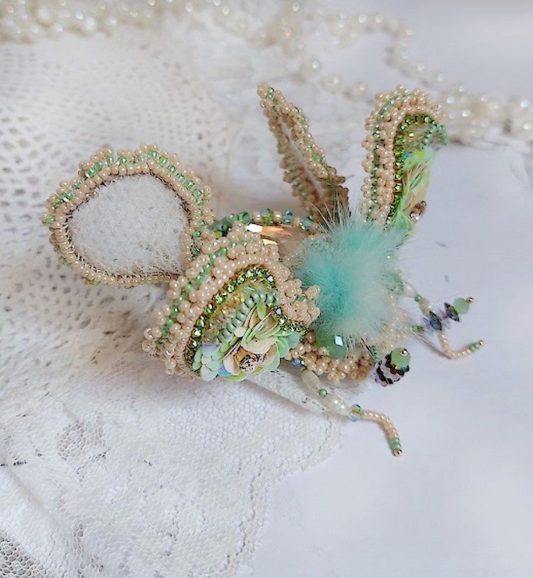 Broche Mouchon Terra Caramel brodé avec perles verres, sequins, dentelle et perles cristal Swarovski.