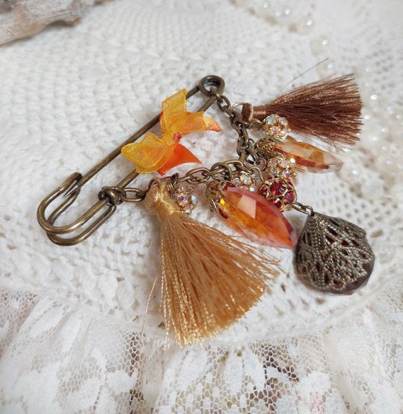 Broche M&eacute;line des Bois &eacute;pingle cr&eacute;&eacute;e avec rondes strass, pompons, gouttes verre, cha&icirc;ne et boule de boh&egrave;me en verre