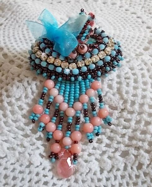 Pregadeira Naiad bordada com contas de pedra preciosa (Turquesa e Coral), cristais, pele de vaca e contas de sementes