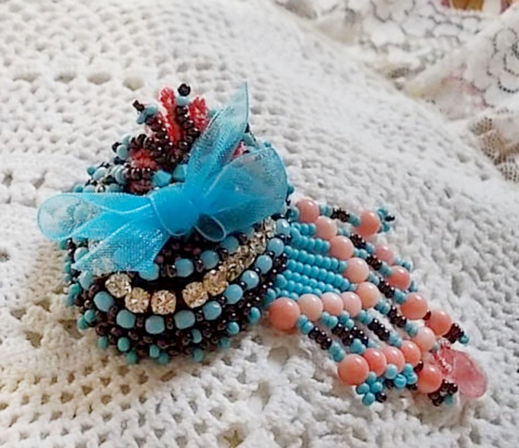 Pregadeira Naiad bordada com contas de pedra preciosa (Turquesa e Coral), cristais, pele de vaca e contas de sementes