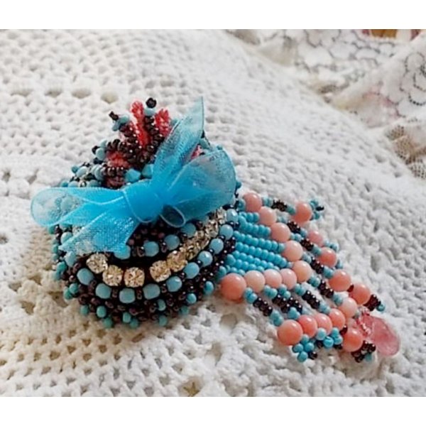 Pregadeira Naiad bordada com contas de pedra preciosa (Turquesa e Coral), cristais, pele de vaca e contas de sementes