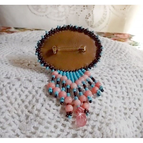 Pregadeira Naiad bordada com contas de pedra preciosa (Turquesa e Coral), cristais, pele de vaca e contas de sementes