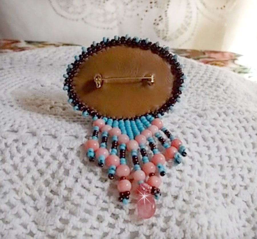 Pregadeira Naiad bordada com contas de pedra preciosa (Turquesa e Coral), cristais, pele de vaca e contas de sementes