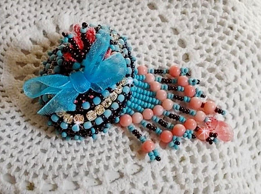 Pregadeira Naiad bordada com contas de pedra preciosa (Turquesa e Coral), cristais, pele de vaca e contas de sementes