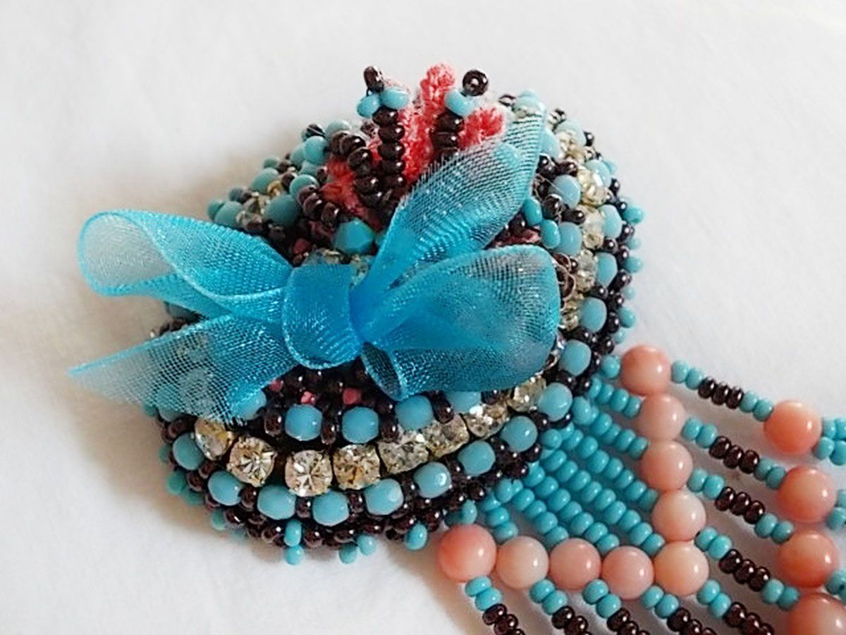Pregadeira Naiad bordada com contas de pedra preciosa (Turquesa e Coral), cristais, pele de vaca e contas de sementes