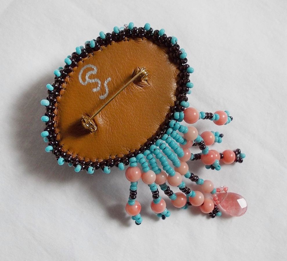 Pregadeira Naiad bordada com contas de pedra preciosa (Turquesa e Coral), cristais, pele de vaca e contas de sementes