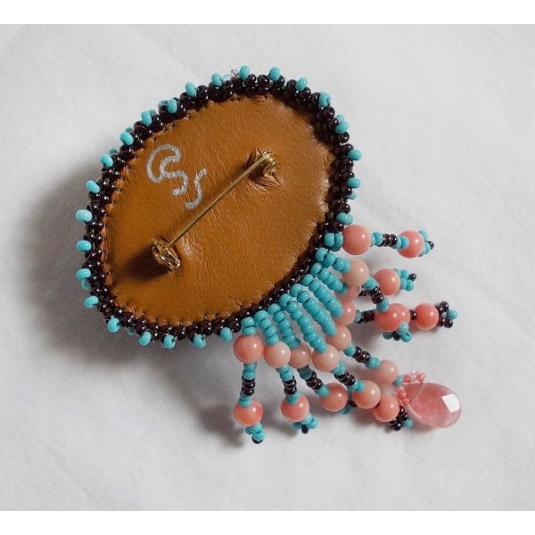 Pregadeira Naiad bordada com contas de pedra preciosa (Turquesa e Coral), cristais, pele de vaca e contas de sementes