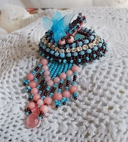 Pregadeira Naiad bordada com contas de pedra preciosa (Turquesa e Coral), cristais, pele de vaca e contas de sementes