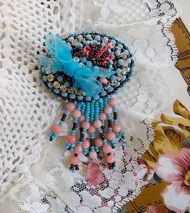 Pregadeira Naiad bordada com contas de pedra preciosa (Turquesa e Coral), cristais, pele de vaca e contas de sementes