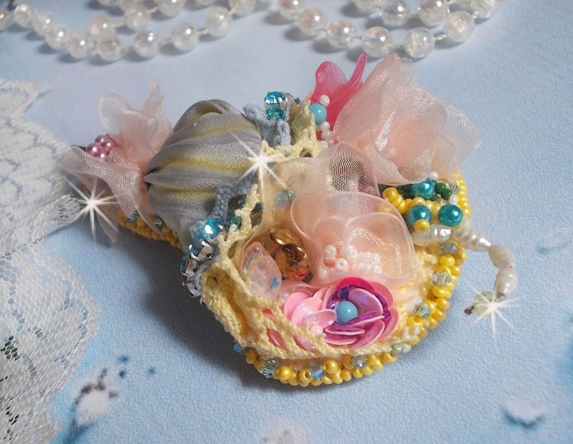 Pregadeira de flores bordada com fita de seda cinzenta/amarela, cristais Swarovski, flores Lucite, contas Mãe das Pérolas, rendas e contas de sementes