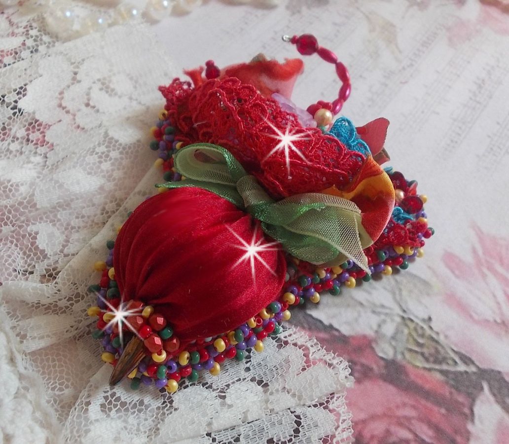 Guarda-chuva Ruby Broche bordado com fita de seda vermelha, cristais Swarovski, flores Lucite, contas de vidro Boémio e contas de sementes