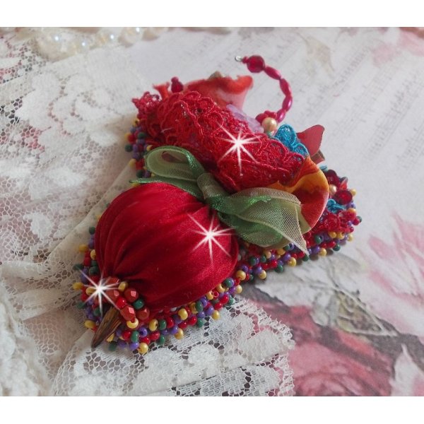 Guarda-chuva Ruby Broche bordado com fita de seda vermelha, cristais Swarovski, flores Lucite, contas de vidro Bo&eacute;mio e contas de sementes