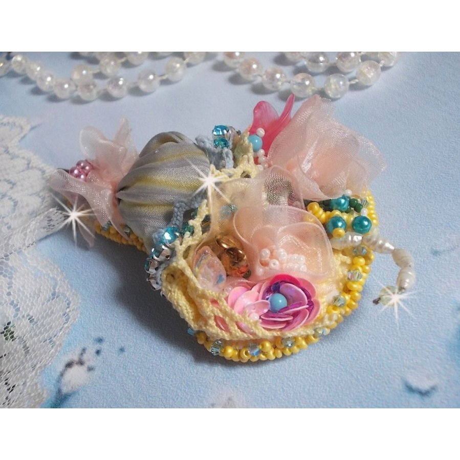 Pregadeira de flores bordada com fita de seda cinzenta/amarela, cristais Swarovski, flores Lucite, contas Mãe das Pérolas, rendas e contas de sementes