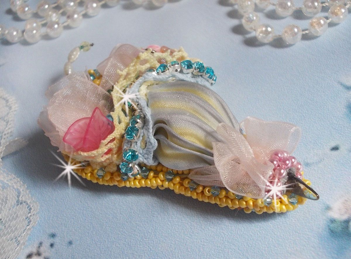 Pregadeira de flores bordada com fita de seda cinzenta/amarela, cristais Swarovski, flores Lucite, contas Mãe das Pérolas, rendas e contas de sementes