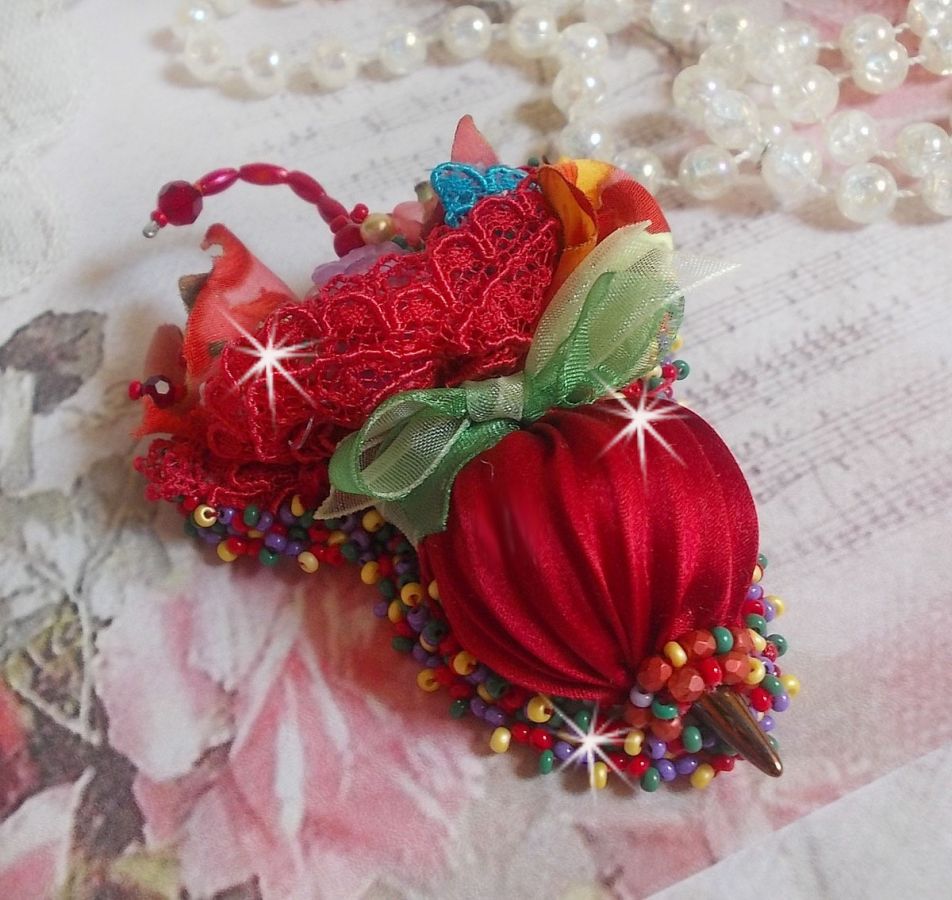 Guarda-chuva Ruby Broche bordado com fita de seda vermelha, cristais Swarovski, flores Lucite, contas de vidro Boémio e contas de sementes