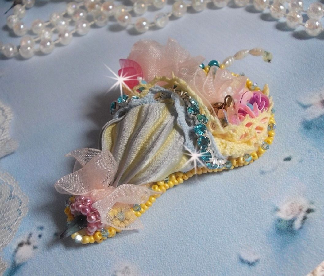 Pregadeira de flores bordada com fita de seda cinzenta/amarela, cristais Swarovski, flores Lucite, contas Mãe das Pérolas, rendas e contas de sementes