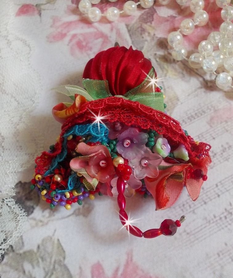Guarda-chuva Ruby Broche bordado com fita de seda vermelha, cristais Swarovski, flores Lucite, contas de vidro Boémio e contas de sementes