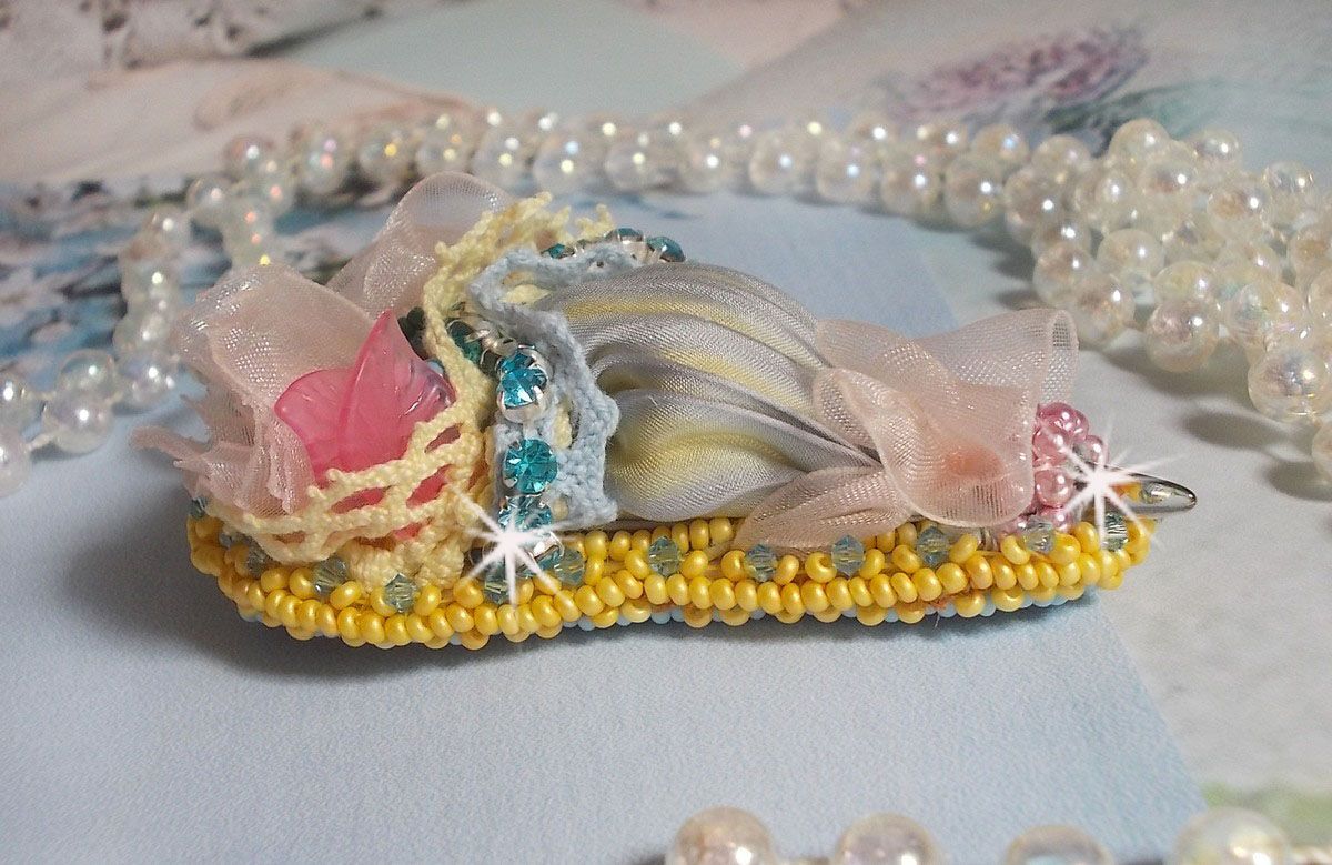 Pregadeira de flores bordada com fita de seda cinzenta/amarela, cristais Swarovski, flores Lucite, contas Mãe das Pérolas, rendas e contas de sementes