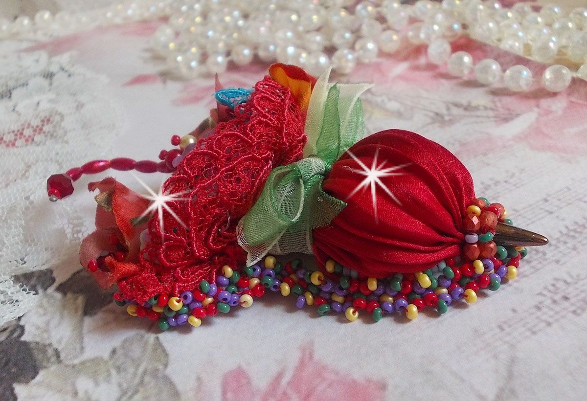 Guarda-chuva Ruby Broche bordado com fita de seda vermelha, cristais Swarovski, flores Lucite, contas de vidro Boémio e contas de sementes