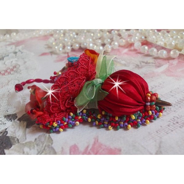 Guarda-chuva Ruby Broche bordado com fita de seda vermelha, cristais Swarovski, flores Lucite, contas de vidro Bo&eacute;mio e contas de sementes