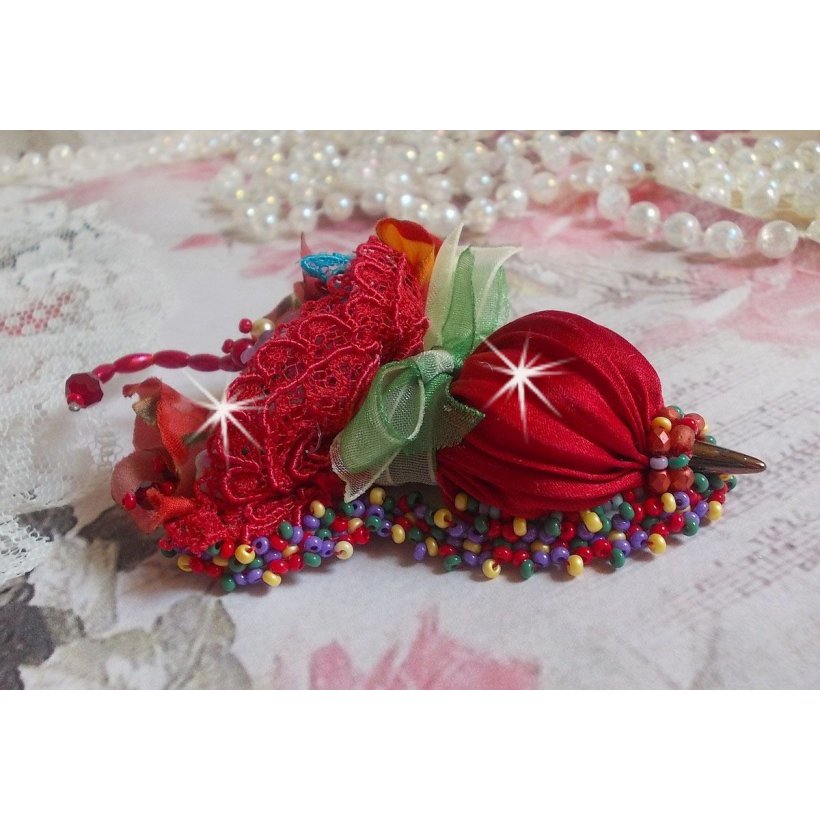 Guarda-chuva Ruby Broche bordado com fita de seda vermelha, cristais Swarovski, flores Lucite, contas de vidro Boémio e contas de sementes