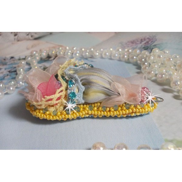 Pregadeira de flores bordada com fita de seda cinzenta/amarela, cristais Swarovski, flores Lucite, contas Mãe das Pérolas, rendas e contas de sementes