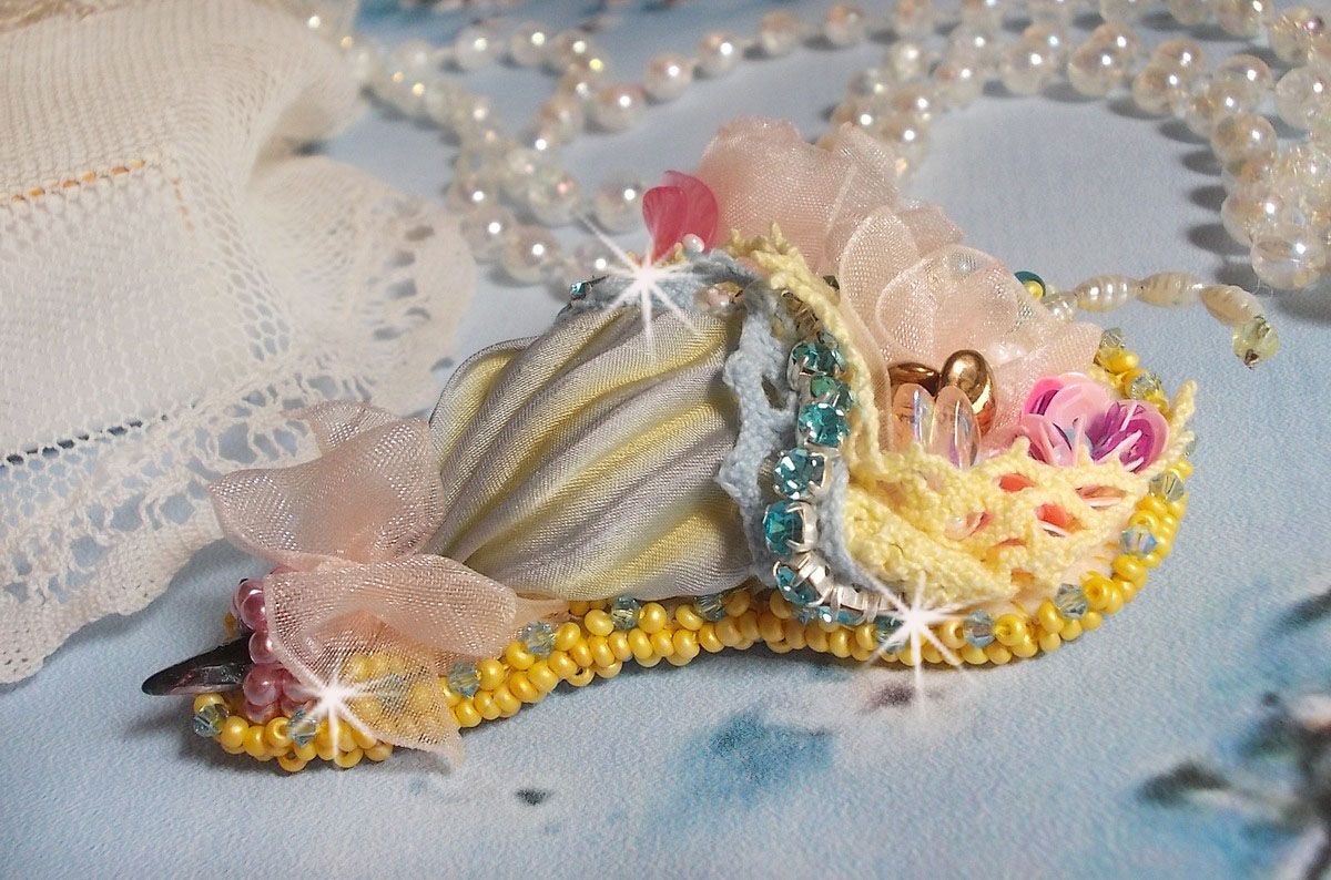 Pregadeira de flores bordada com fita de seda cinzenta/amarela, cristais Swarovski, flores Lucite, contas Mãe das Pérolas, rendas e contas de sementes