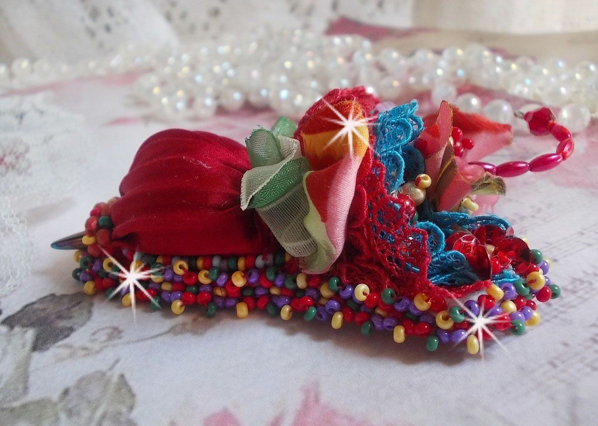 Guarda-chuva Ruby Broche bordado com fita de seda vermelha, cristais Swarovski, flores Lucite, contas de vidro Boémio e contas de sementes