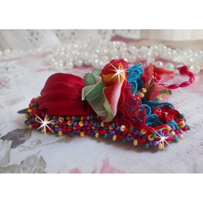 Guarda-chuva Ruby Broche bordado com fita de seda vermelha, cristais Swarovski, flores Lucite, contas de vidro Boémio e contas de sementes